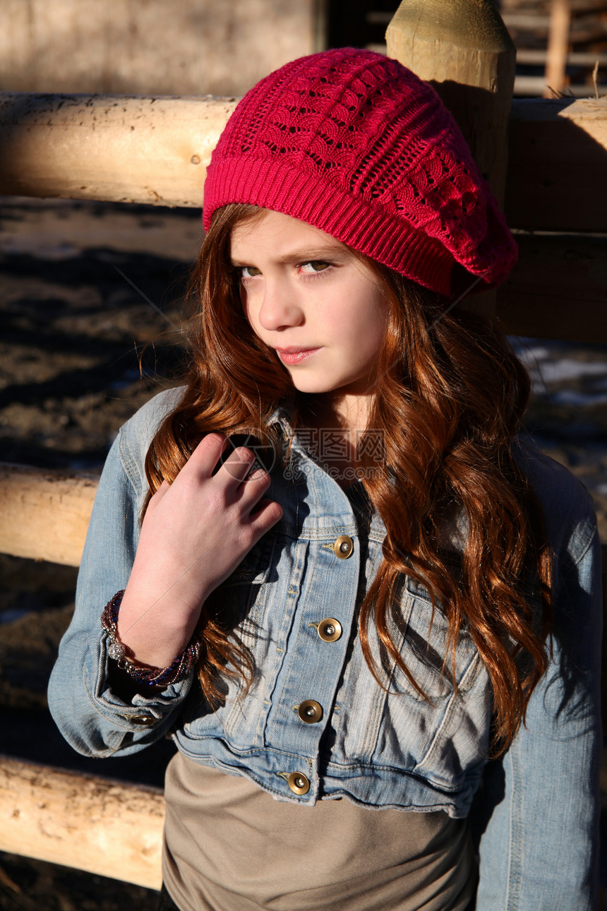 冬季青少年天气女孩头发学生女性帽子木头红色季节牛仔布图片