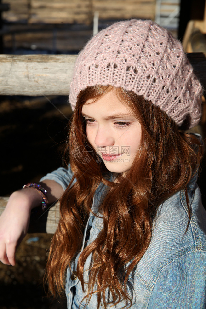 冬季青少年季节女性天气粉色红色木头女孩牛仔布帽子铁轨图片