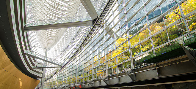 东京国际论坛的未来主义建筑内部背景