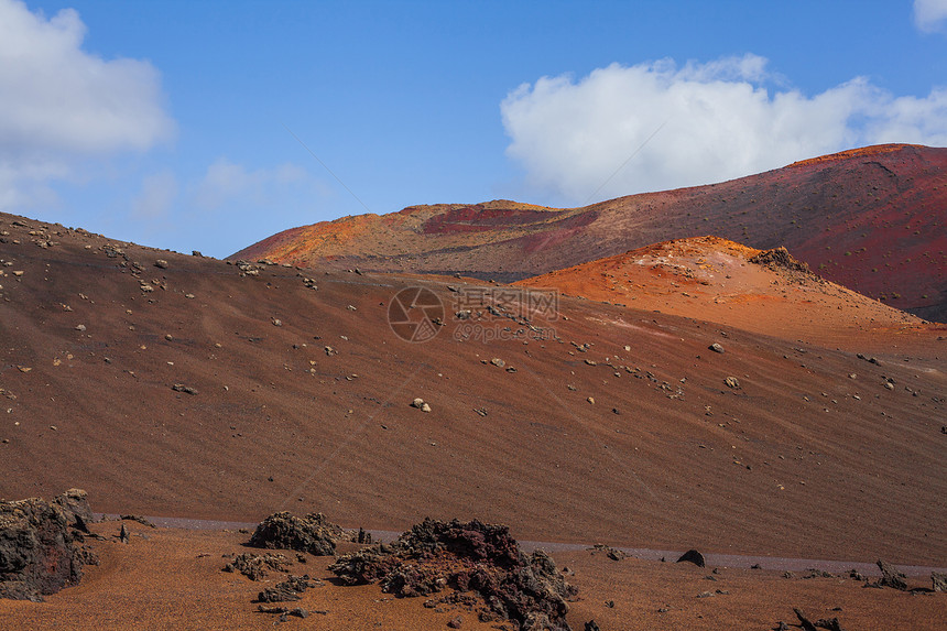 Timanfaya山脉火灾岩石陨石海岸火山石头骆驼场地公园棕榈戏剧性图片