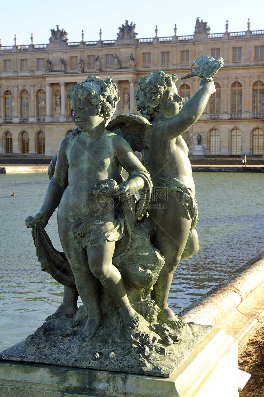 凡尔赛城堡公园装饰品雕塑青铜公园旅游喷泉城堡石头花园游客图片