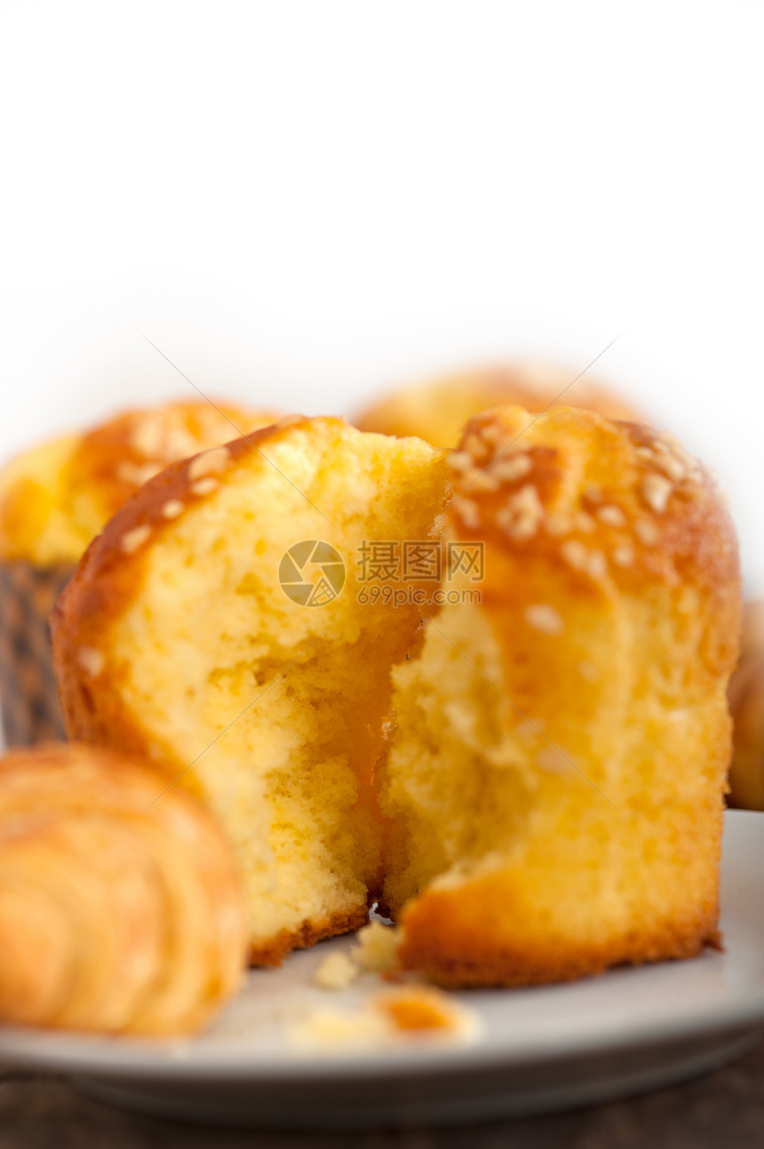 新鲜面包松饼和羊角面包食物粮食木板甜点产品木头小麦小吃杯子早餐图片