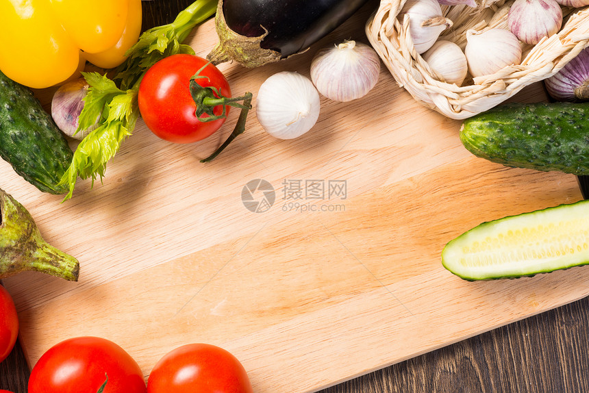 厨房餐桌上的蔬菜边界香料草本植物木头桌子饮食框架茄子餐厅橙子图片