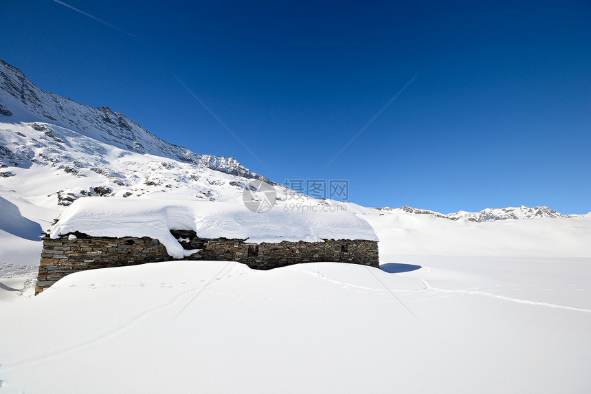 景色寒冬的旧草棚风光活动寂寞冰川小屋季节蓝色雪鞋粉雪风景图片