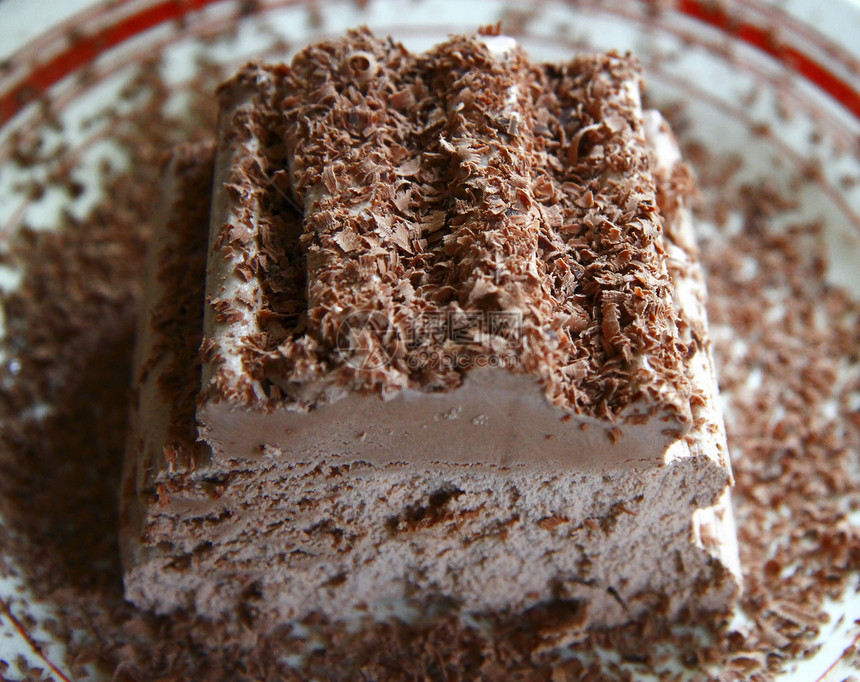 巧克力冰淇淋和加硬巧克力香气奶油磨碎冻结食物盘子棕色甜点地面图片