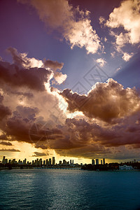云在天空中城市摄影运输目的地海洋旅游摩天大楼日落背景图片