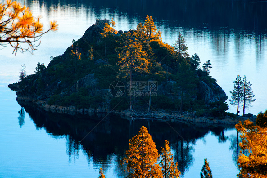 湖中岛屿旅游摄影岩石风景场景目的地水平图片