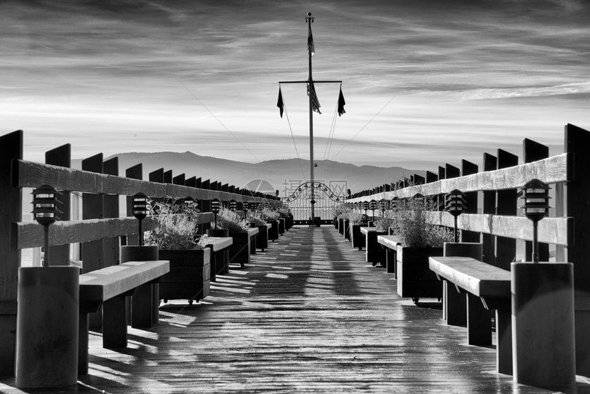 码头黑与白长椅木头摄影日落结构建筑学目的地风景天空图片