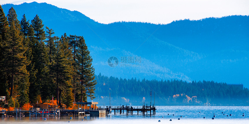 湖边的树木场景水平反射山脉码头爬坡全景摄影目的地风景图片