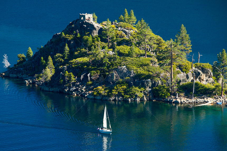 湖中岛屿水平森林摄影场景风景目的地旅游岩石图片