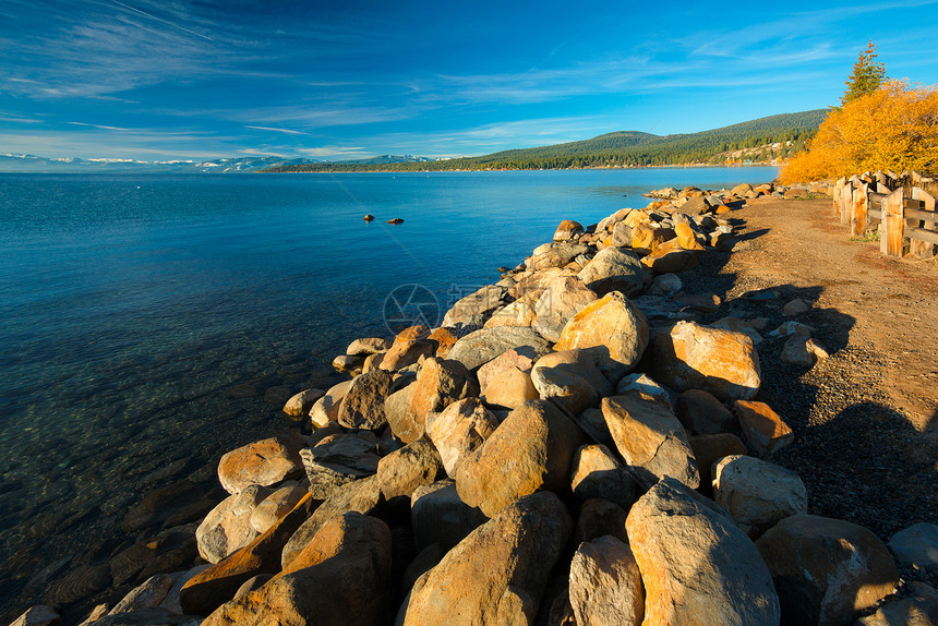 湖边的岩石场景旅游海岸风景摄影天空阳光水平目的地图片
