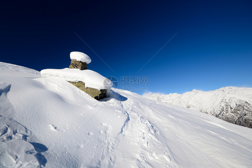 摇篮和雪雪极端雪鞋石墙粉雪寂寞岩石冰川巨石滑雪风景图片