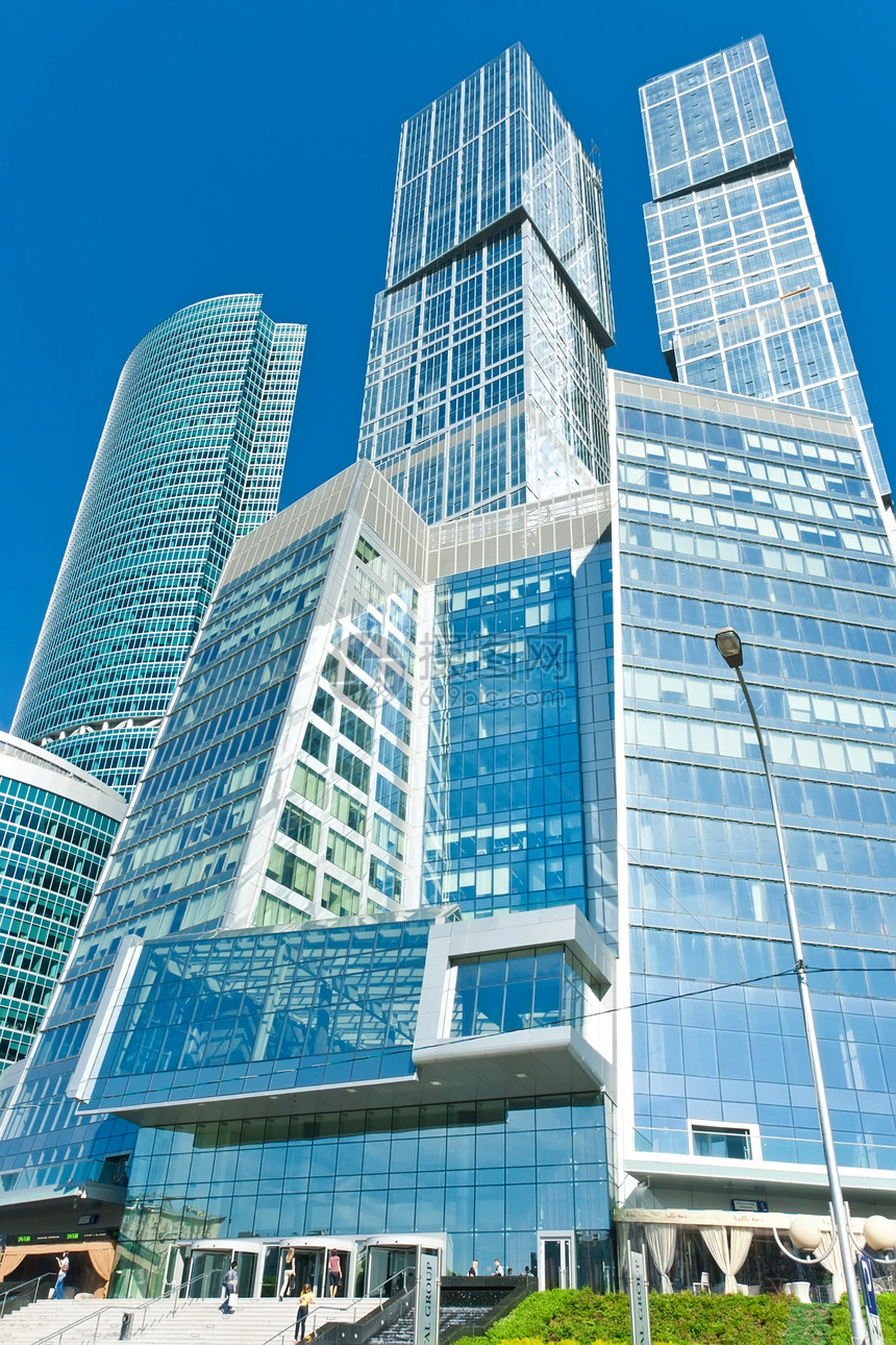 现代系统扩张者太阳蓝色技术天空反射玻璃摩天大楼房子商业办公室图片