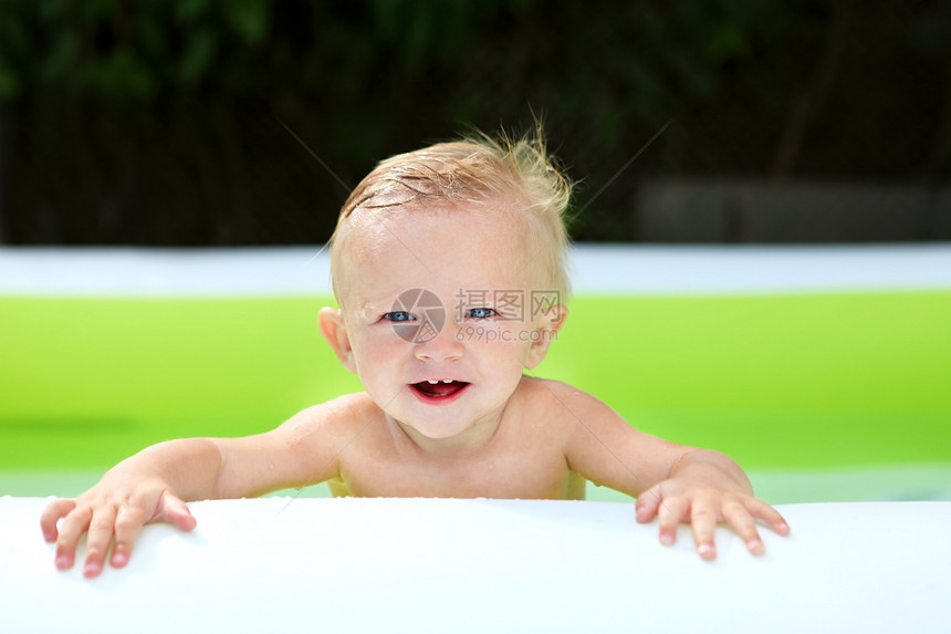 快乐的宝贝男孩水池幸福蓝色游泳池欢乐男性男生眼睛阳光微笑图片