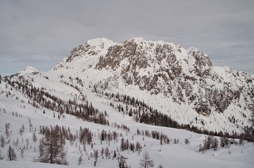 雪山天空运动滑雪蓝色冰川顶峰假期高山岩石旅行图片
