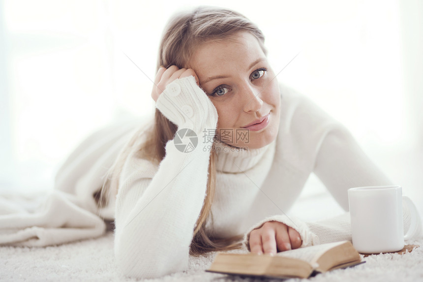 女童阅读书女士毯子毛衣青年房间咖啡青少年知识分子闲暇房子图片