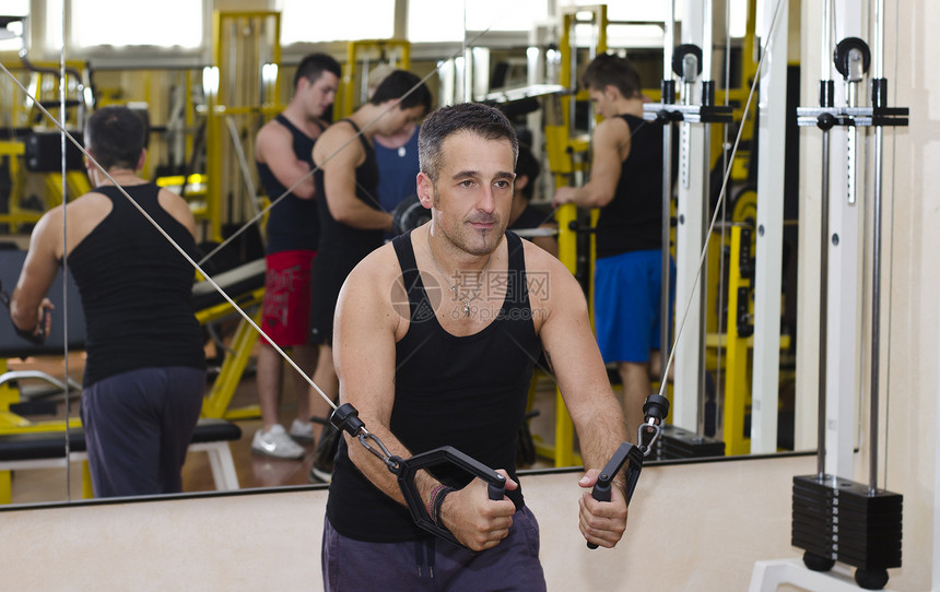 中年男子体操设备健身工作图片