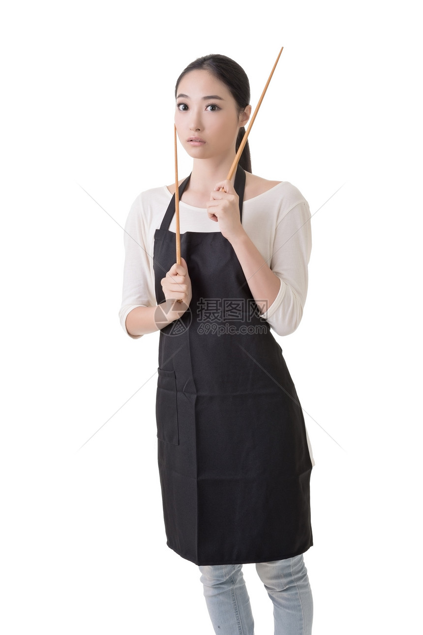 亚洲青年家庭主妇女士姿势女孩筷子食物工具厨房围裙闲暇用具图片