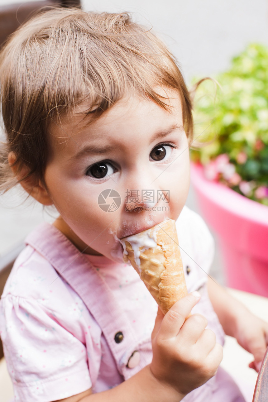 女孩吃冰淇淋美丽乐趣孩子们奶油快乐童年食物锥体幸福孩子图片