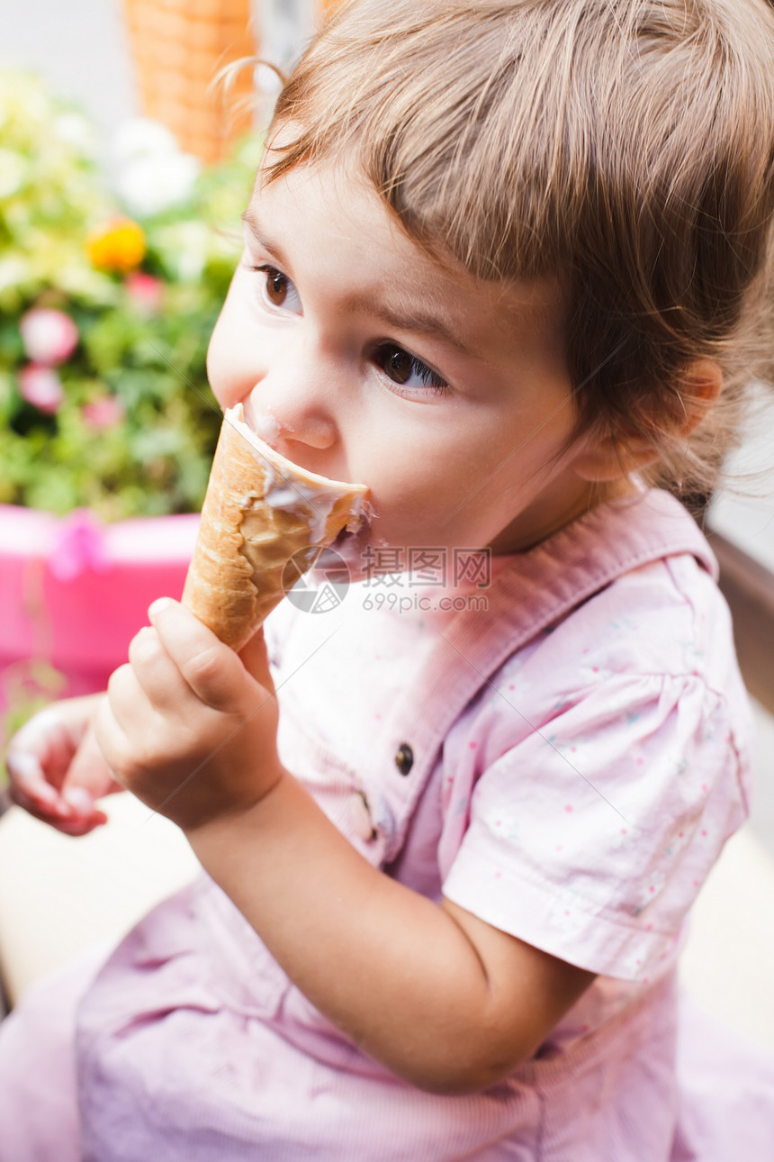 女孩吃冰淇淋锥体孩子童年快乐食物乐趣美丽奶油幸福甜点图片
