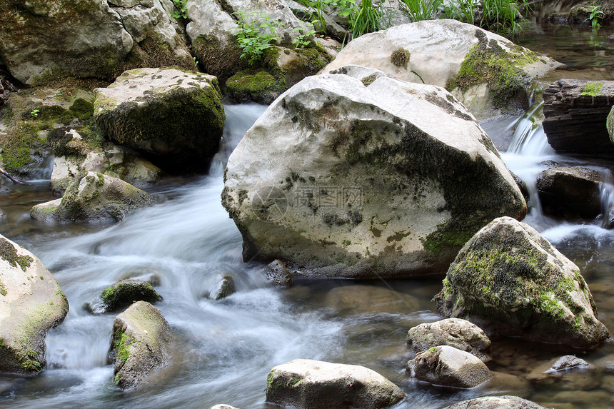 带岩石的溪水泉季图片