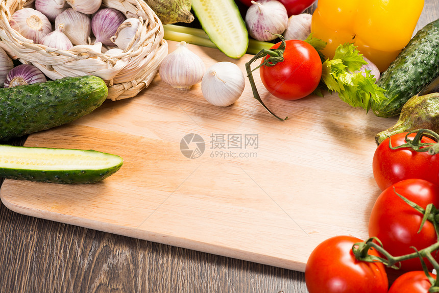 厨房餐桌上的蔬菜农业食物美食香料胡椒框架橙子草本植物木头黄瓜图片