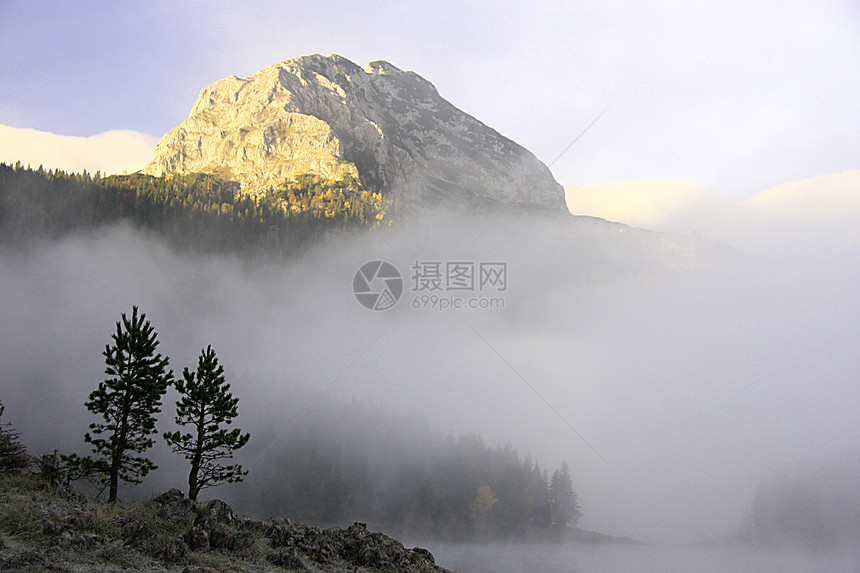 湖和山边的晨雾图片