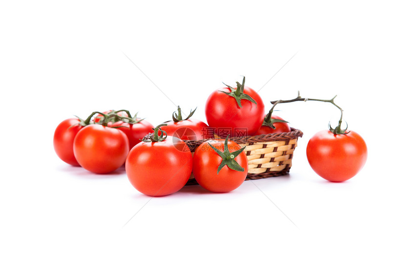 白色背景的小篮子里的红西红番茄蔬菜食物水样红色静物沙拉酱厨房图片