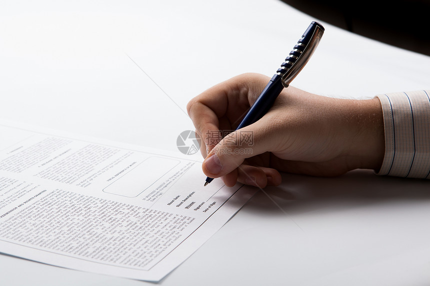 签署合同的男子工作手指作品写作男人桌子商业白色图片