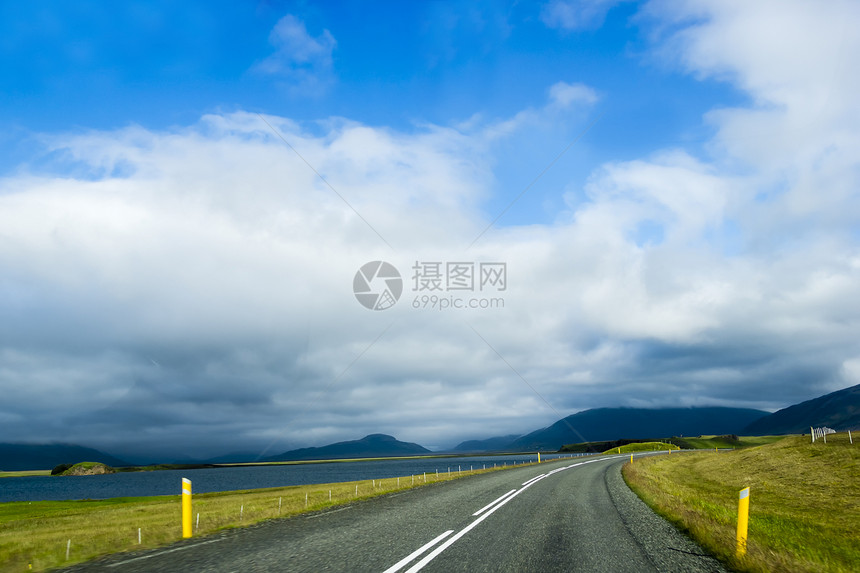 在山地背景下的道路 冰岛 多云的夏季天气土地天空爬坡全景乡村岩石农村场景火山晴天图片