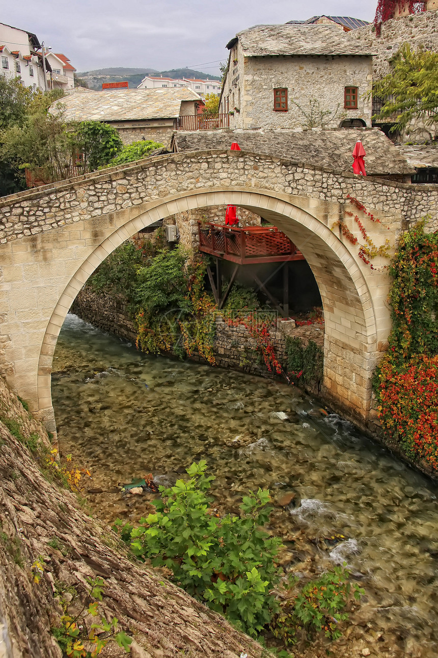 架桥 波斯尼亚和黑塞哥维那莫斯塔尔州莫斯塔尔假期建筑学城市景观旅游游客遗产溪流地标图片
