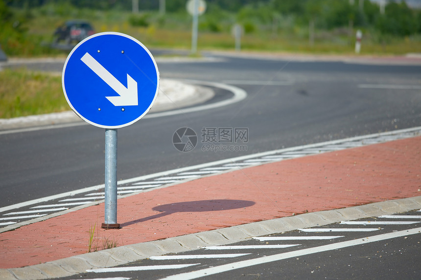 路标路牌蓝色旅行日光汽车适应症驾驶迂回小路晴天路线图片