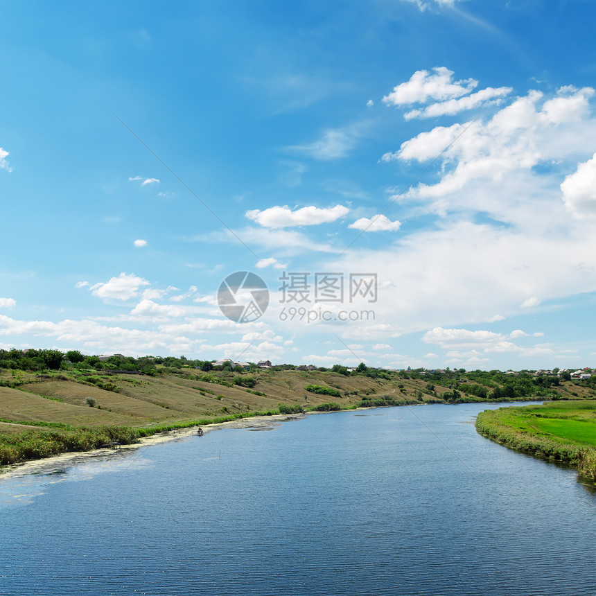 蓝色天空中的河流和云彩反射爬坡地平线镜子土地生态太阳环境风景国家图片