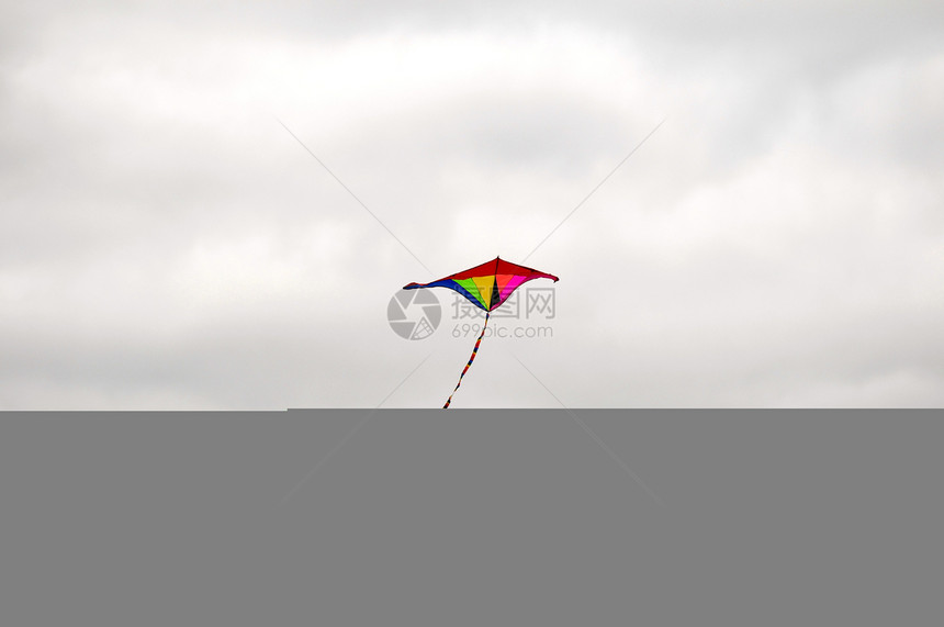 一个Kite飞过云天飞行天空蓝色细绳红色乐趣娱乐玩具家庭空气图片