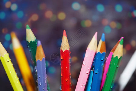 湿蜡笔水滴艺术照明背景童年静物变化性工艺学校紫色背景图片