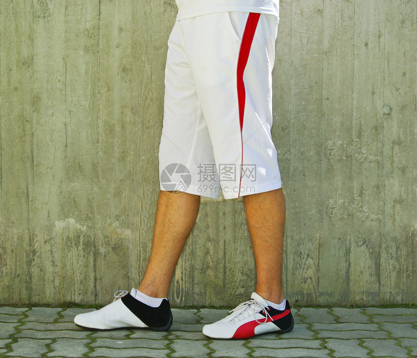 男人的腿脚运动鞋裤子短袜运动运动装冒充短裤男性图片