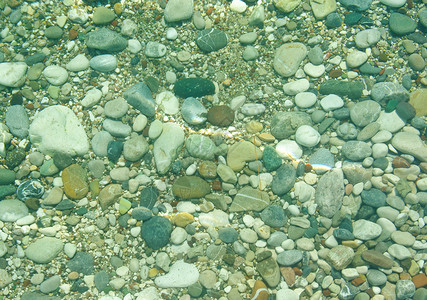 水下石块鹅卵石圆形岩石卵石石头白色灰色背景图片