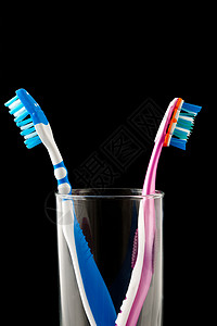 牙刷塑料卫生牙齿牙科黑色粉色杯子玻璃白色蓝色背景图片