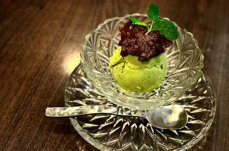 绿茶冰淇淋加红豆粉味道甜点产品绿树吃饭玻璃树叶时间菜单勺子背景图片