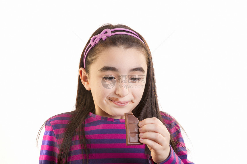 吃巧克力的年轻女孩图片