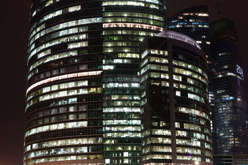 夜晚的摩天大楼市中心办公室景观窗户城市中心建筑学商业天空玻璃图片