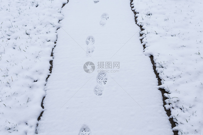 雪雪覆盖路径上的步骤图片