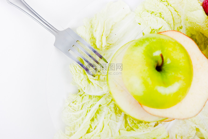 配有沙拉和苹果的盘子白色午餐食物绿色叶子小吃蔬菜活力美食图片