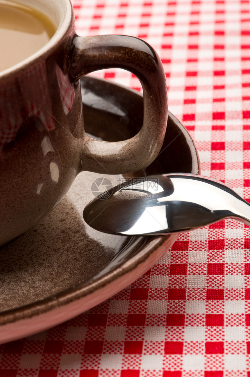 咖啡杯桌布杯子桌子盘子勺子银器红色飞碟图片