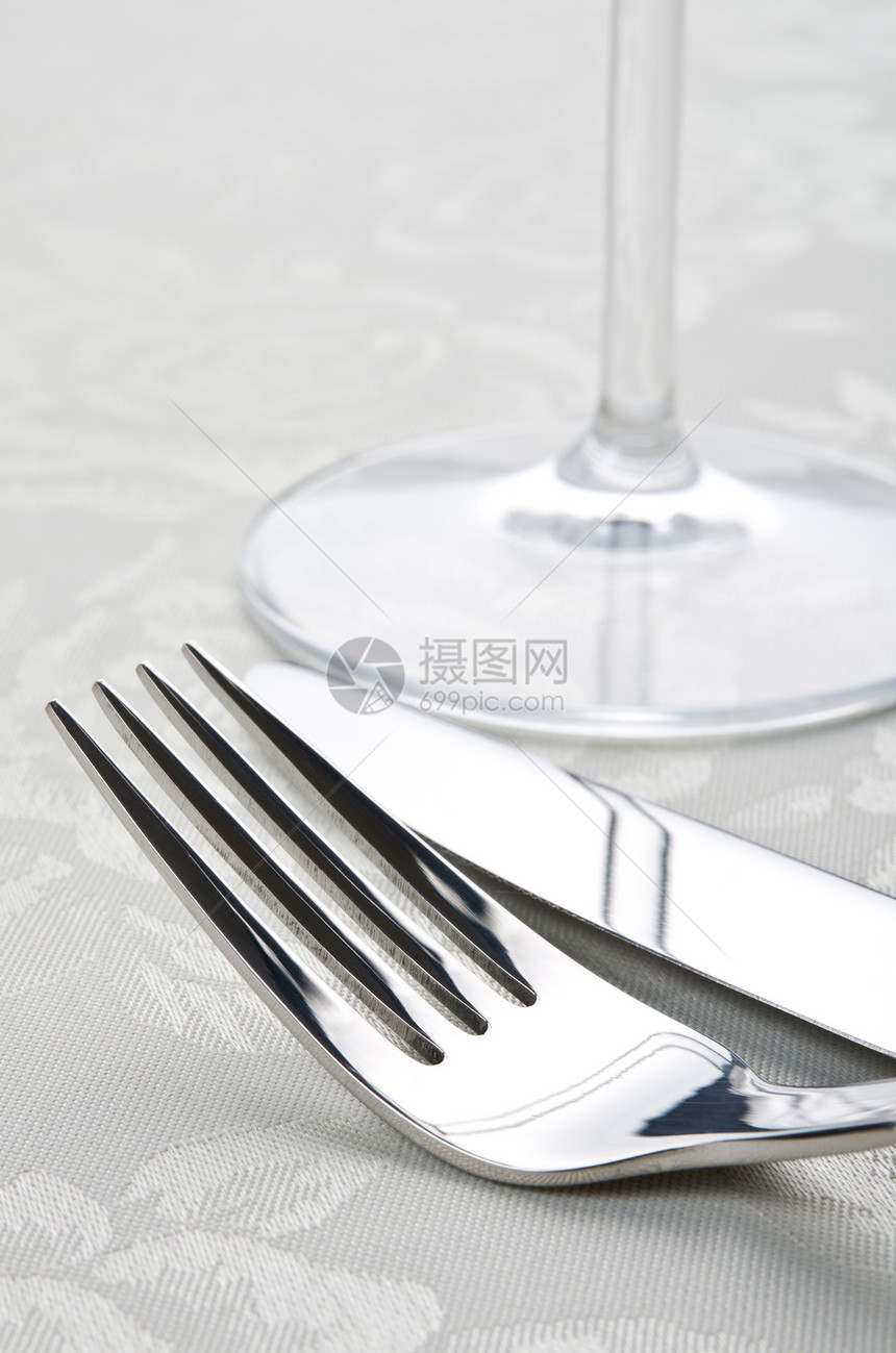 叉子刀盘子餐具白色服务桌子桌布图片