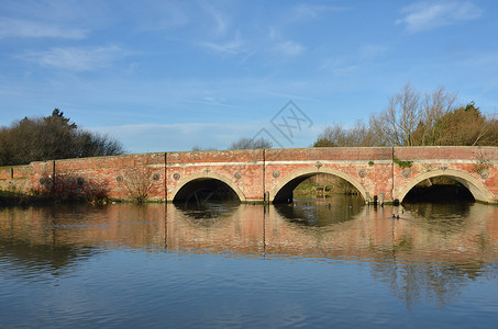 在河上架桥石工红砖历史性红色砖块建筑学高清图片