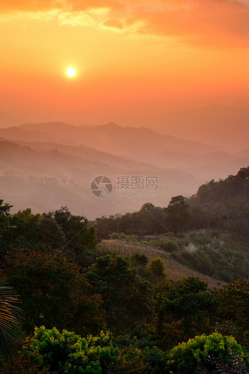 山上美丽的景色与日落的青春图片