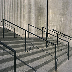 步骤和楼梯具体步骤和铁栏栏材料栏杆银行酒吧楼梯学校大厦金属水泥阴影背景