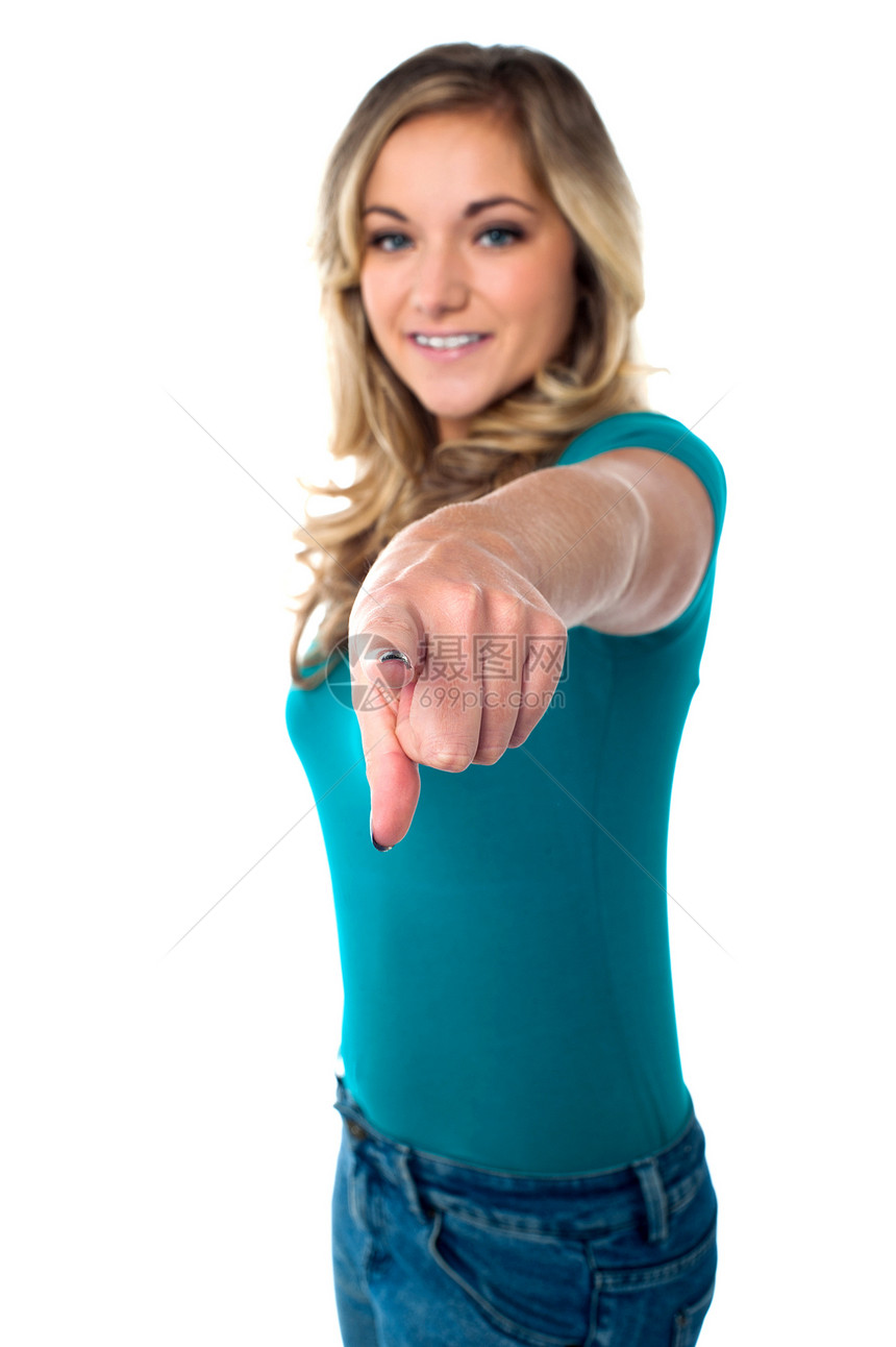可爱的年轻女孩指出你女士冒充手指快乐工作室女性牛仔裤衣服相机图片