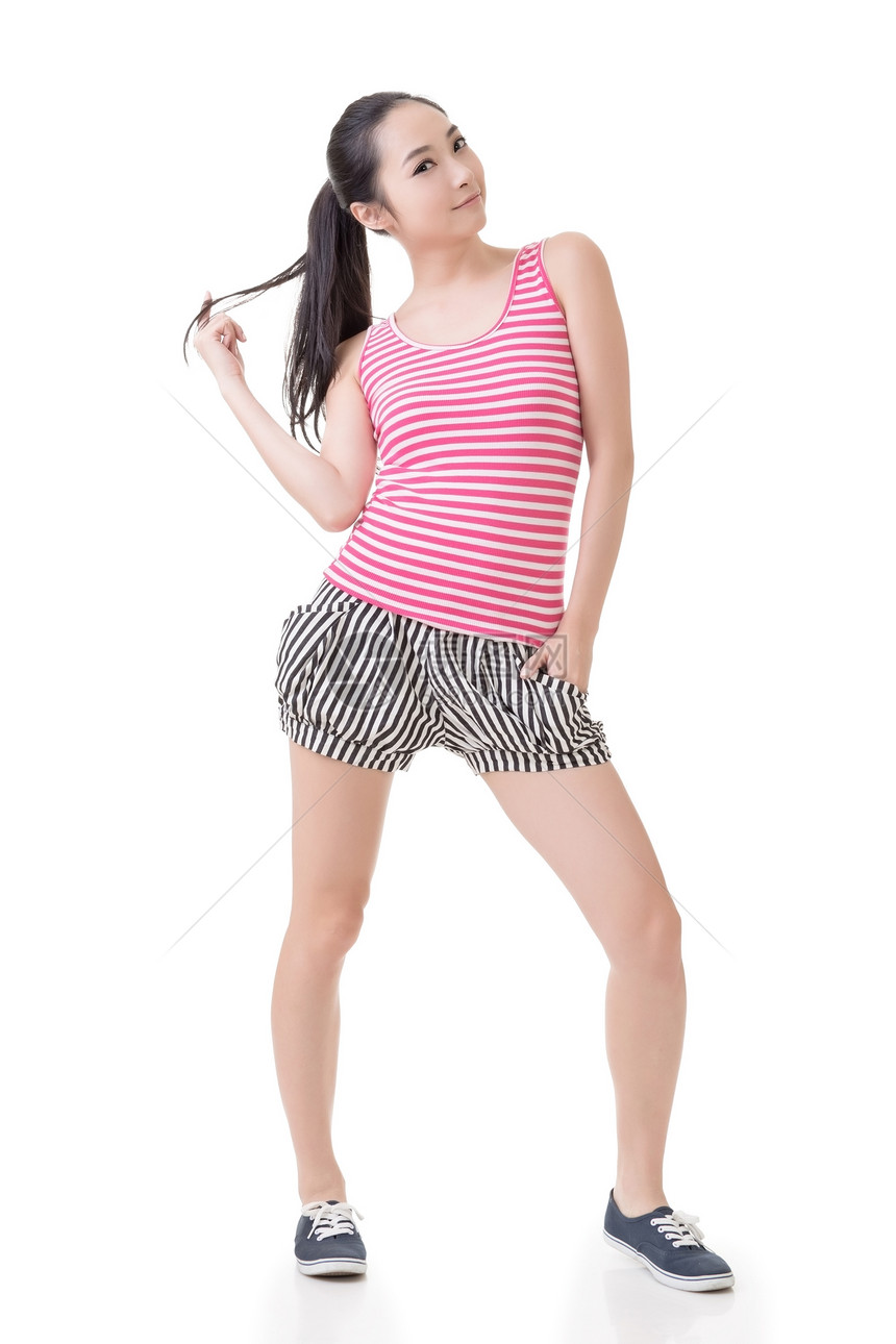 可爱的亚洲女孩女士乐趣姿势幸福快乐魅力享受女性短裤喜悦图片
